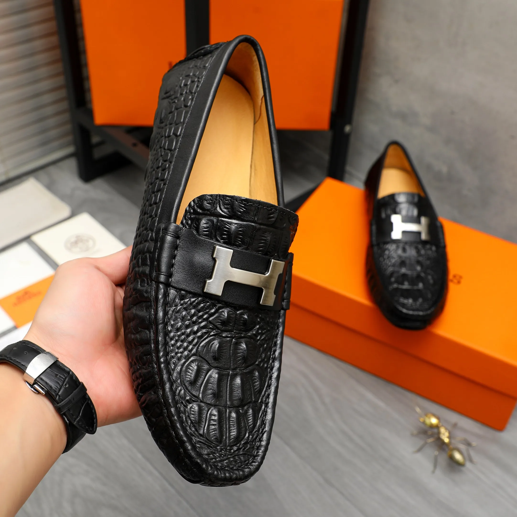 P380 Product trademark: HERMES "Hermes" casual slip-on men's shoes Regular size: 38-44 Product material: Selected crocodile pattern cowhide upper, pigskin lining, rubber outsole